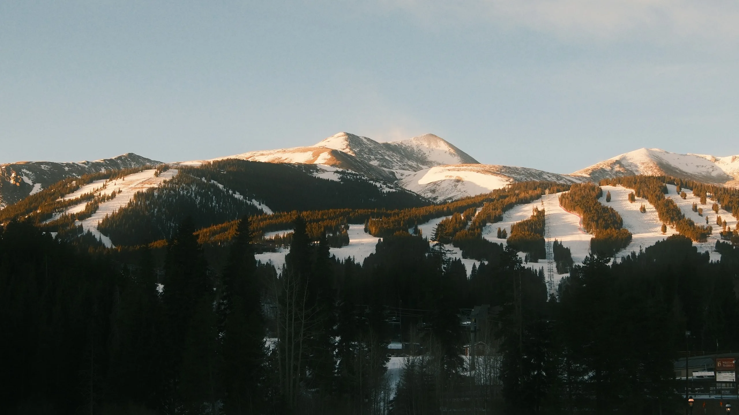 Luz cálida sobre los picos nevados de Breckenridge, Colorado