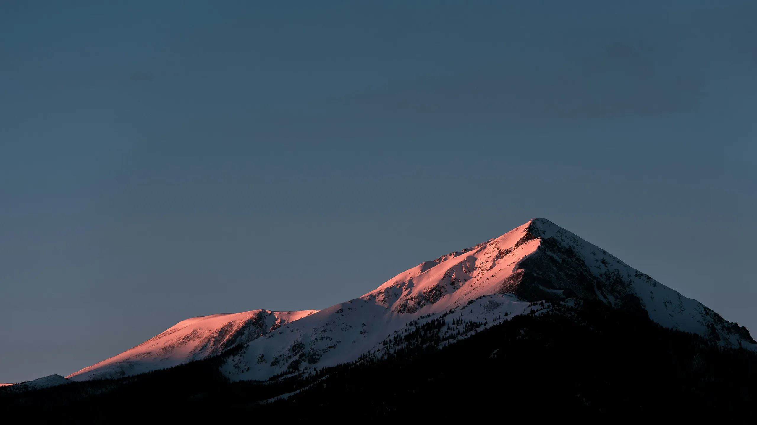 La última luz del día sobre los picos de Silverthorne, Colorado