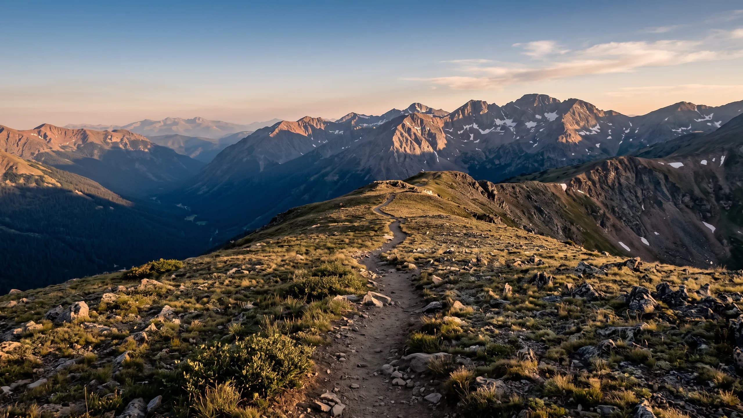 Un sendero de cresta alpina rumbo a picos iluminados por el sol (ilustración de ambiente)